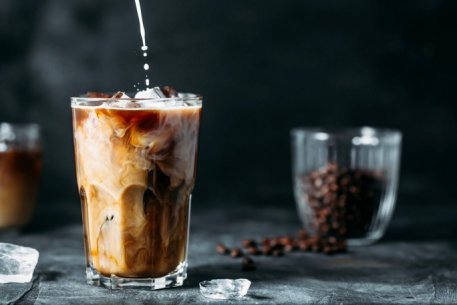 Чем cold brew отличается от классического кофе и какие сорта подходят для холодного заваривания?