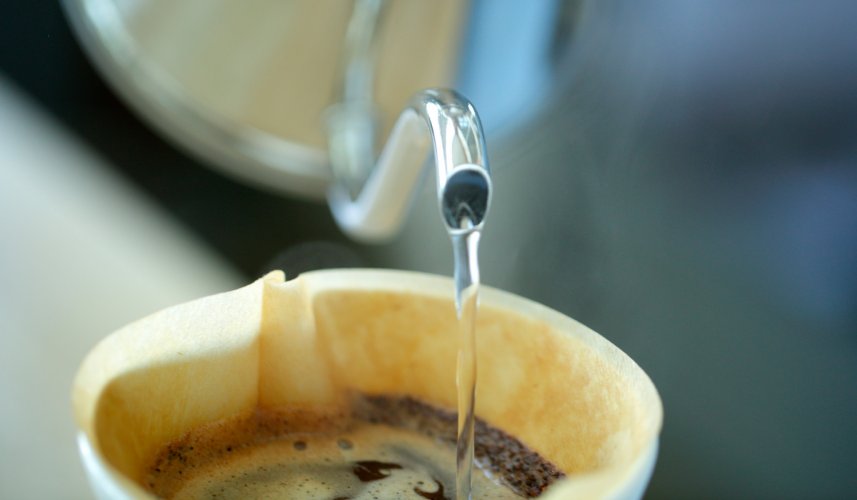 Как влияет вода на вкус кофе: важность состава и температуры