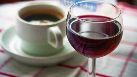 Почему кофе иногда напоминает вино: общее и различия двух напитков